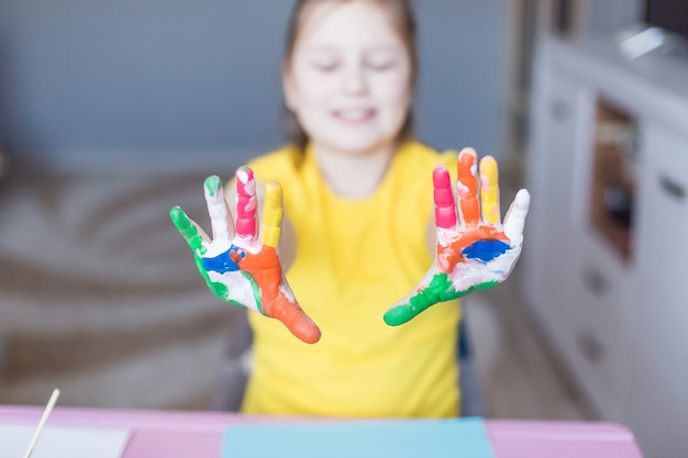 Dita di ragazze dipinte. Disegnare a casa. Giochi per bambini e svago durante le vacanze