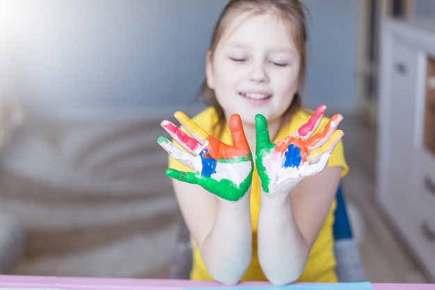 Dita di ragazze dipinte. Disegnare a casa. Giochi per bambini e svago durante le vacanze