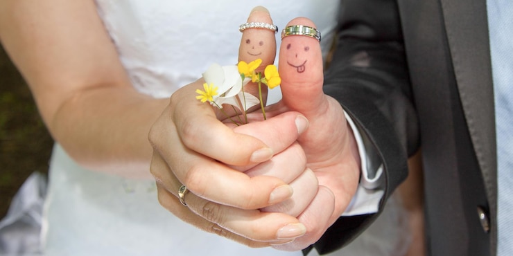 Foto dita dipinte con la sposa e lo sposo per il simbolo del matrimonio