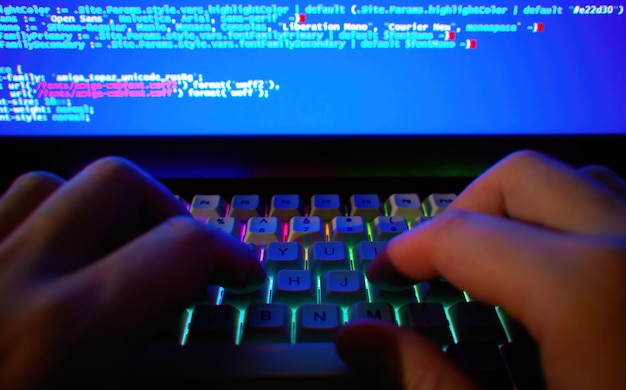 Dita sullo sfondo della tastiera del computer