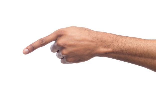 Dito del punto della mano maschio nero. Gesti delle mani - uomo che punta su un oggetto virtuale con l'indice, isolato su sfondo bianco