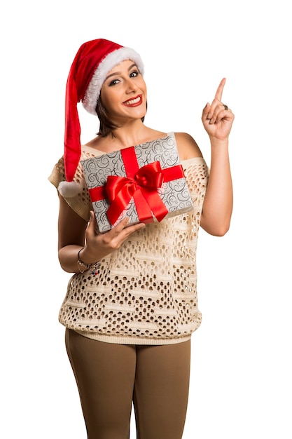 dito del punto di sorriso felice della donna che mostra lo spazio vuoto della copia laterale, giovane eccitata ragazza indossa il cappello della Santa, prodotto pubblicitario isolato su sfondo bianco