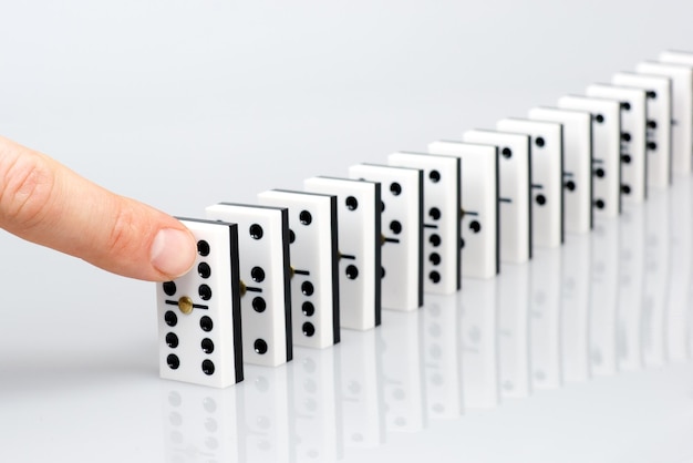 Dito pronto per iniziare la reazione a catena del domino