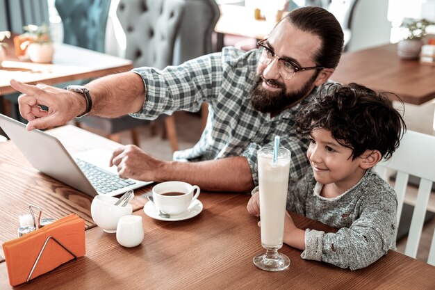 Dito puntato. Padre barbuto che punta il dito sulla madre che viene da loro con il figlio che trascorre il fine settimana insieme