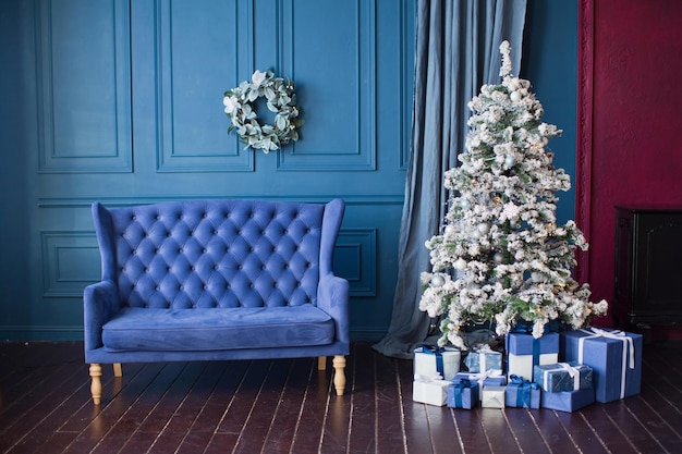 Divano blu e albero di Natale