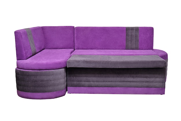 Divano di casa in tessuto viola isolato su sfondo bianco, vista frontale. divano moderno