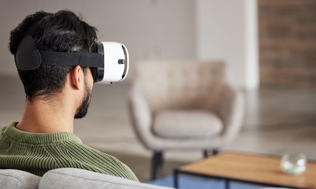 Divano uomo e occhiali per realtà virtuale per il software di interior design metaverse e user experience online Persona di nuovo sul divano o nel soggiorno per la casa VR alta tecnologia e visione futuristica