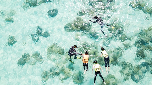 Diver portare i bambini a fare snorkeling, vedere sotto la vita di mare