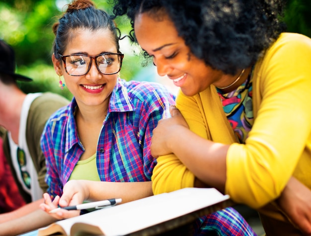 Diversa gente che studia concetto della città universitaria degli studenti