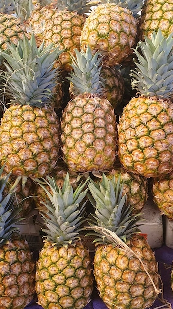 Diverse ananas impilate