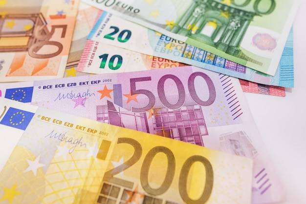 Diverse banconote in euro. Trama di denaro. Molte banconote in euro. Concetto finanziario. Sfondo dell'euro.