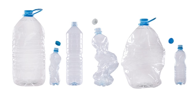 Diverse bottiglie di plastica isolate su bianco