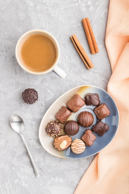 Diverse caramelle al cioccolato e una tazza di caffè