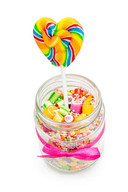 Diverse caramelle dolci e lecca-lecca in barattolo di vetro