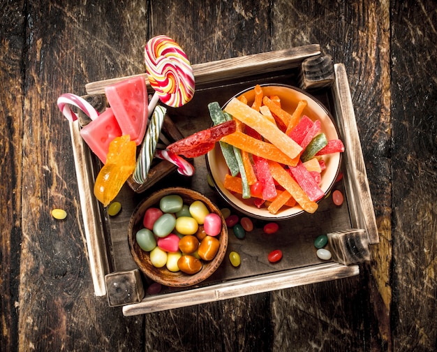 Diverse caramelle dolci, gelatine, marshmallow e frutta candita.