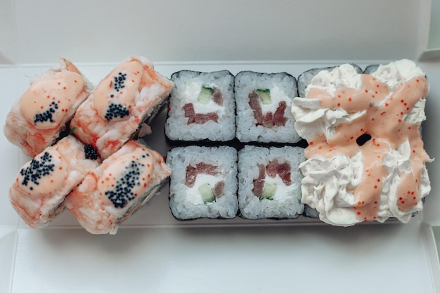 Diverse consegne di sushi Varietà di sushi per il pranzo o la cena