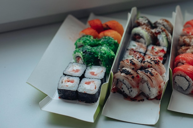 Diverse consegne di sushi Varietà di sushi per il pranzo o la cena