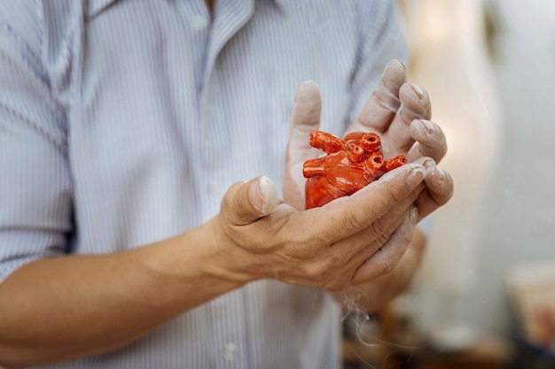 Diverse decorazioni. Ceramista professionista esperto che si sente a suo agio mentre realizza diverse decorazioni nel suo laboratorio