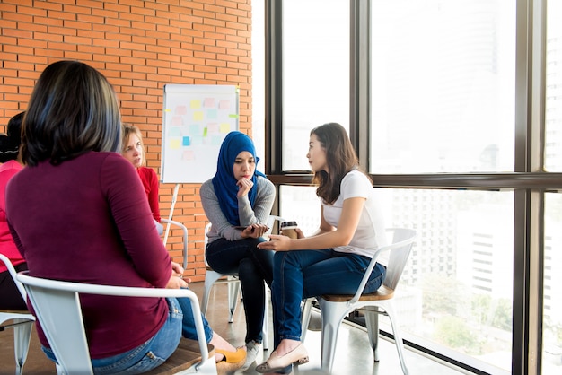 Diverse donne in riunione di gruppo