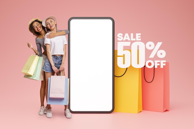 Diverse donne raccomandano lo shopping online vicino al collage dello schermo vuoto del cellulare