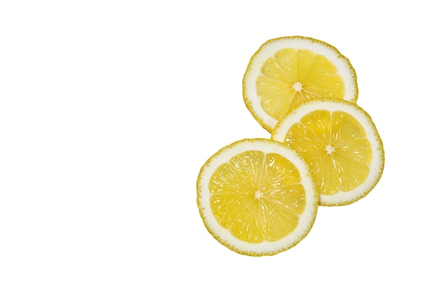 Diverse fette di limone su sfondo bianco