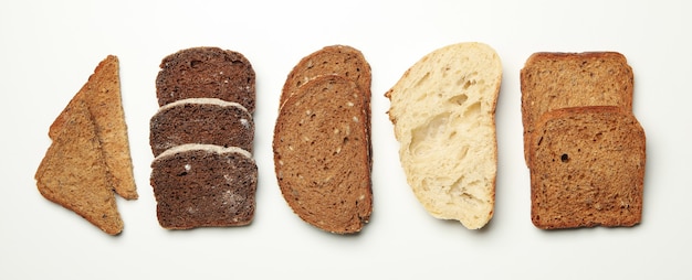 Diverse fette di pane su sfondo bianco