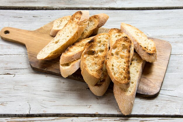 Diverse fette di pane tostato