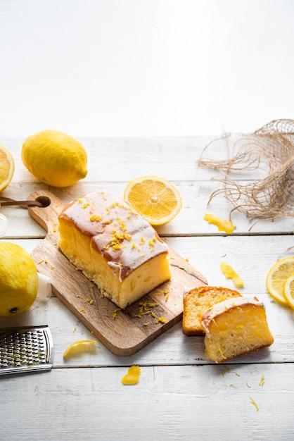 Diverse fette di torta al limone Pan di Spagna al limone fatto in casa con zucchero farina miele lievito e limoni