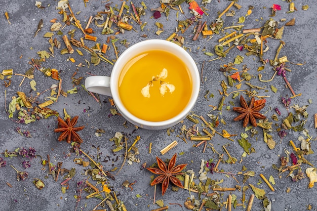 diverse foglie di tè secche e tazza di tè verde