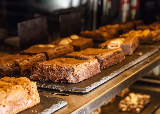 Diverse gustose torte al cioccolato in mostra in un bar