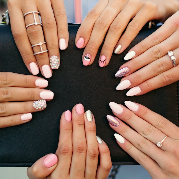 Diverse manicure alla moda e di tendenza con design sulle mani della donna.