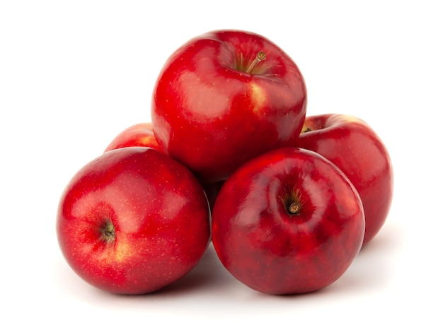 Diverse mele rosse si trovano su un bianco
