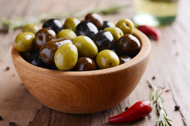 Diverse olive marinate in primo piano sul tavolo