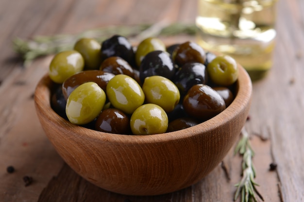 Diverse olive marinate sul primo piano del tavolo