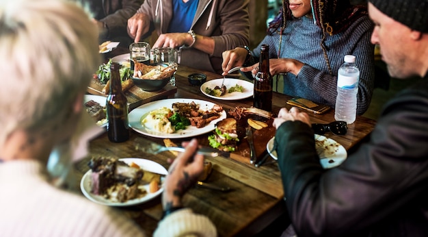 Diverse persone appendono fuori l&#39;amicizia del pub