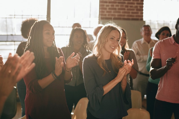 Diverse persone che applaudono dopo una sessione