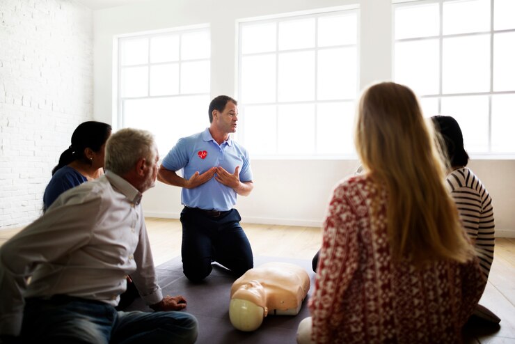 Foto diverse persone che seguono un corso di formazione di primo soccorso sulla rcp