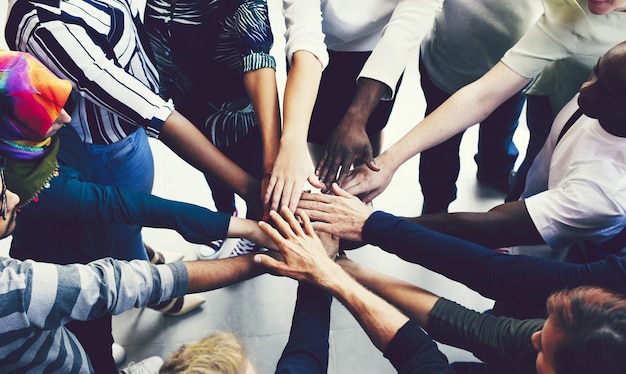 Diverse persone che si uniscono come una squadra