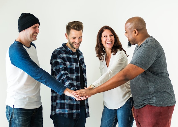 Diverse persone che uniscono le mani al lavoro di squadra e al concetto di comunità