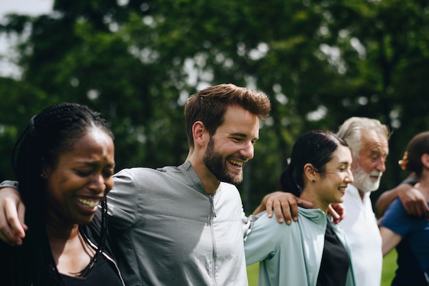 Diverse persone felici insieme nel parco