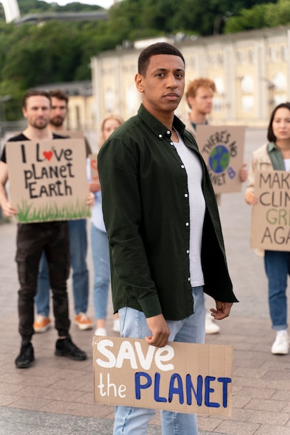 Diverse persone in marcia per protestare contro il cambiamento climatico
