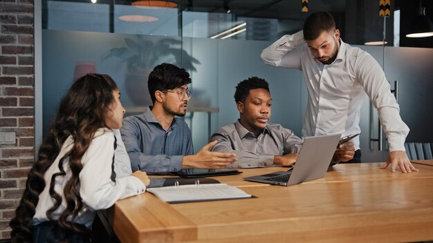 Diverse persone in ufficio hanno sconvolto i dipendenti del gruppo di partner aziendali multietnici e multirazziali