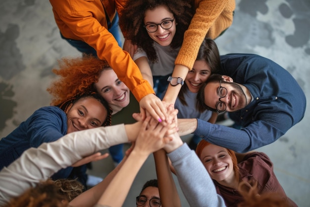 Diverse persone si tengono per mano in cerchio.