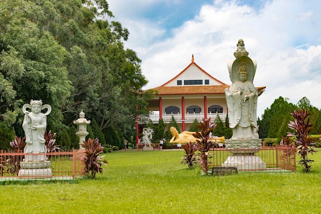 Diverse statue di Buddha in un complesso di templi buddisti a Foz do Iguazu in Brasile