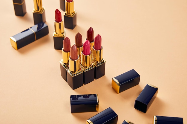 Diverse tonalità rosse di rossetti su beige