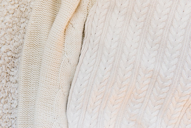 Diverse trame a maglia di colore beige