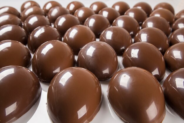 Diverse uova di Pasqua nella fabbrica di cioccolato