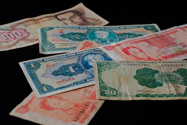 Diverse vecchie banconote di denaro sul tavolo su sfondo nero