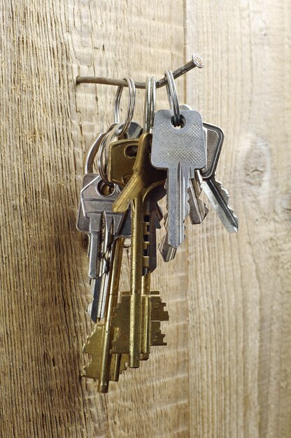 Diverse vecchie chiavi su uno sfondo di legno