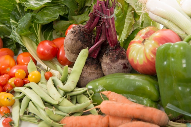 Diverse verdure di stagione su bianco